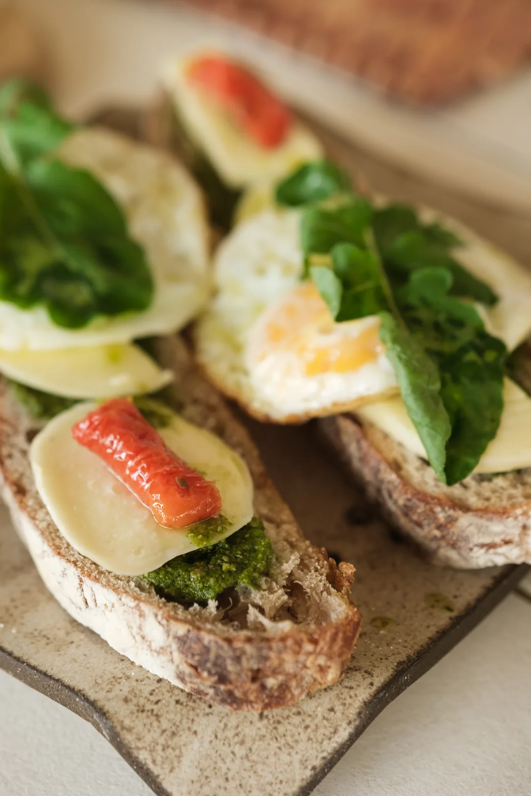 Torrada artesanal com pesto, muçarela e ovo